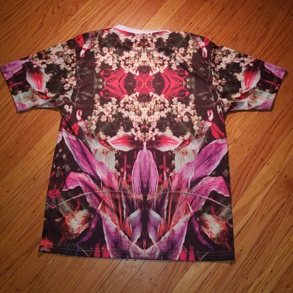 Classic Clothing Brand T-Shirt - XL - Picture 2 of 3